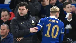 Pelatih Chelsea, Mauricio Pochettino, tetap mengamati permainan anak asuhnya saat menyambut Mykhailo Mudryk yang diganti pada laga melawan Leeds United dalam duel putaran kelima FA Cup 2023/2024 di Stadion, Kamis (29/2/2024). (AFP/Glyn Kirk)