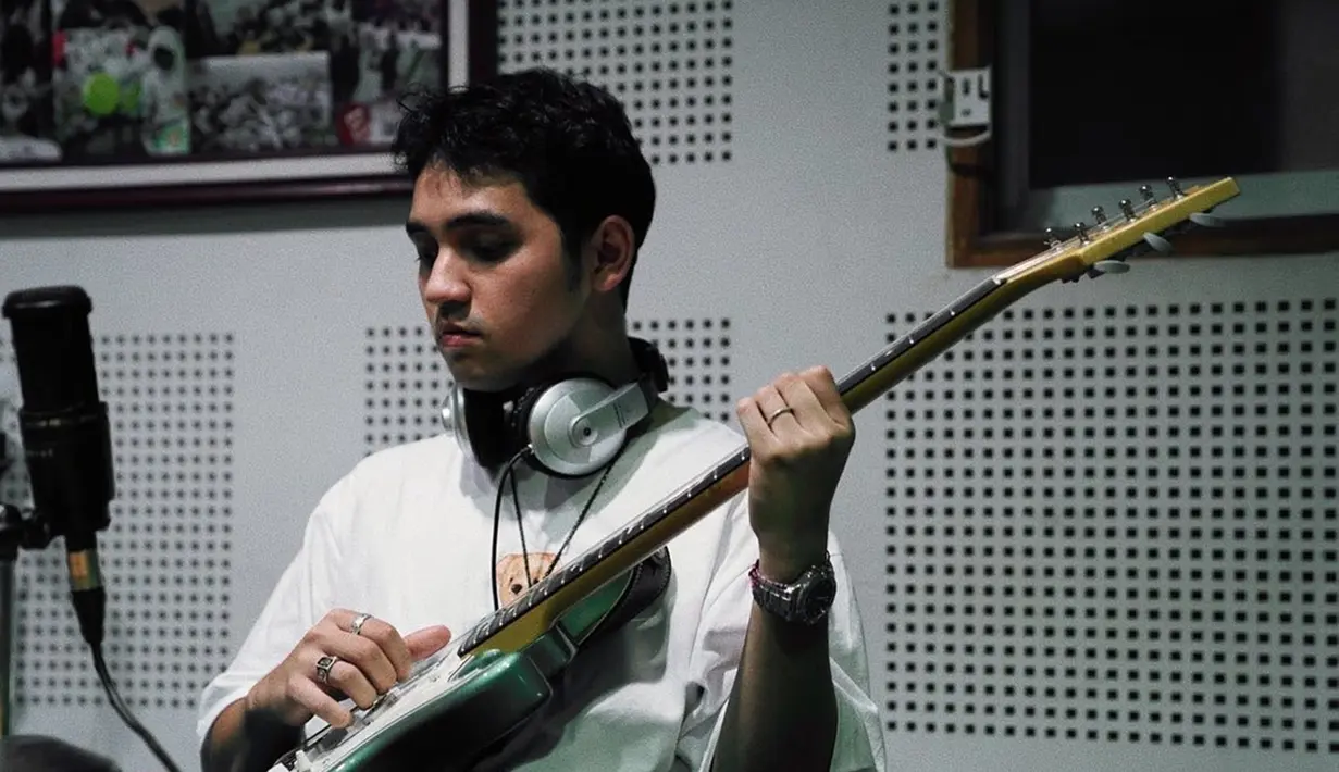 Banting setir jadi penyanyi dipilih oleh Syahravi ketika sudah masuki usia dewasa. Ia memilih menjadi penyanyi bukan pesinetron lagi. Ia juga sudah rilis lagu berjudul I Hate U. (Liputan6.com/IG/syahravi_)