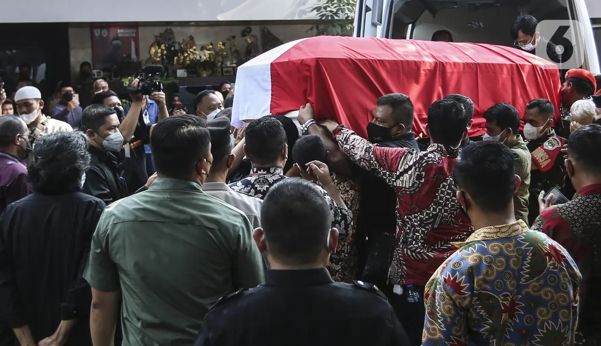 Jenazah almarhum Menpan RB Tjahjo Kumolo tiba dari Rumah Sakit Abdi Waluyo di Rumah Dinas Widya Candra, Jakarta, Jumat (1/7/2022). Tjahjo Kumolo meninggal dunia di RS Abdi Waluyo pada pukul 11.10 WIB karena sakit infeksi paru-paru yang diderita. (Liputan6.com/Johan Tallo)
