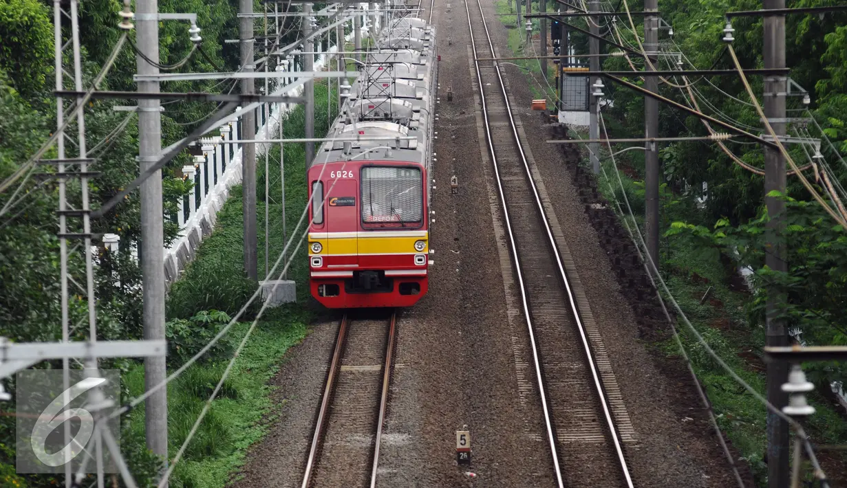 Rangkaian kereta commuter line saat melintas di dekat Stasiun Universitas Pancasila, Jakarta, Selasa (29/12/2015). Untuk mengakomodasi penumpang pada malam pergantian tahun, KRL Commuter Line akan beroperasi 24 jam. (Liputan6.com/Helmi Fithriansyah)