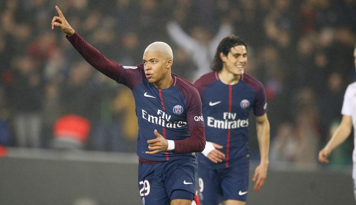 Pemain PSG, Kylian Mbappe (kiri) merayakan gol ke gawang Caen pada lanjutan Ligue 1 Prancis di Parc des Princes stadium, Paris, (20/12/2017). PSG menang 3-1. (AP/Francois Mori)