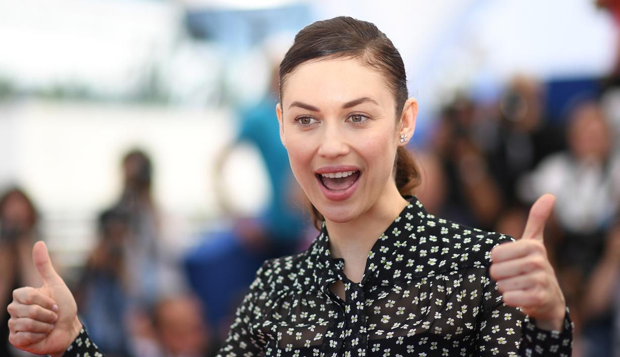 Aktris Olga Kurylenko berpose saat sesi pemotretan untuk film The Man Who Killed Don Quixote di Festival Film Cannes, Cannes, Prancis, 19 Mei 2018. Terjangkit virus corona COVID-19, Olga Kurylenko saat ini pun tinggal sendiri di rumahnya. (Loic VENANCE/AFP)