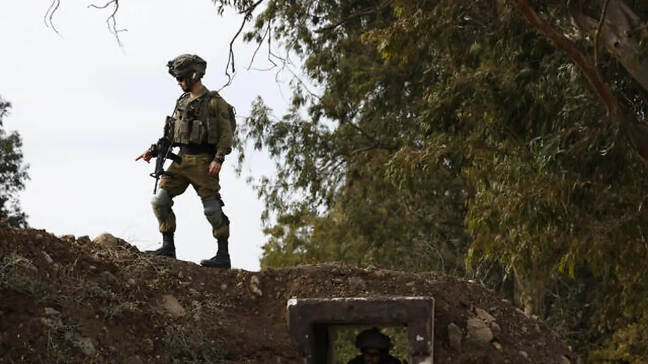 Pasukan Israel di Dataran Tinggi Golan dekat perbatasan dengan Suriah pada 7 Desember 2024. (Jalaa Marey/AFP)