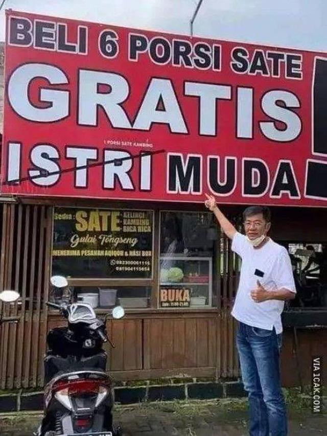 8 Potret Nyeleneh Cara Orang Jualan Sate, Ada yang Pakai Kostum Ini Kocak