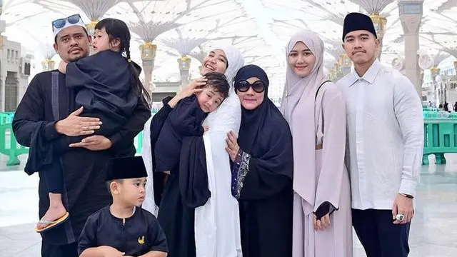 Gaya Kahiyang Ayu Kenakan Kerudung Saat Umrah