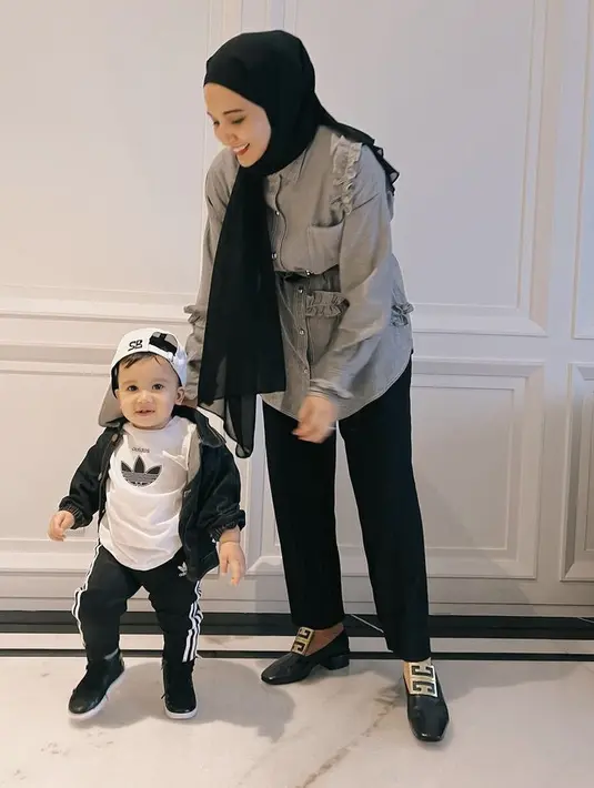 <p>Zaskia juga tampil kasual dengan kemeja ruffle di beberapa bagian warna abu-abu, cukup padukan dengan pashmina dan celana hitam. @zaskiasungkar15</p>