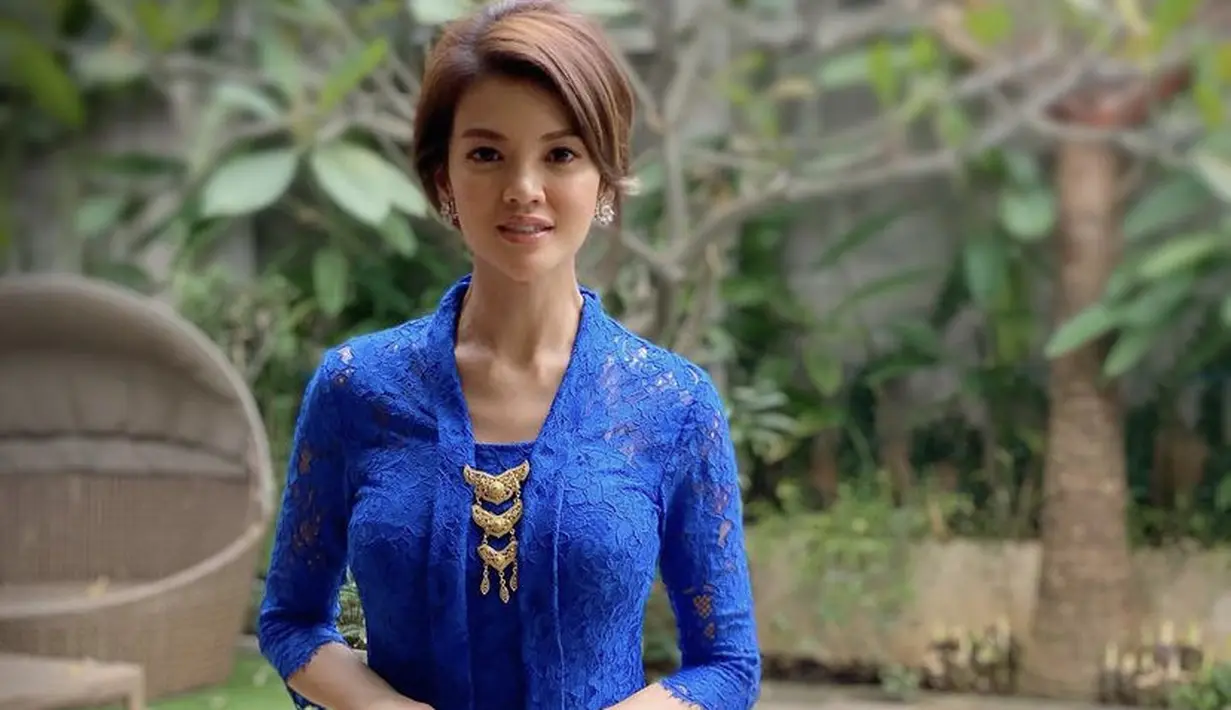 Farah Quinn tampil mengenakan kebaya kutu baru warna biru yang dilengkapi brosnya. Dipadukan kain jarik sebagai skirt dengan motif batik dan bunga. (@farahquinnofficial)