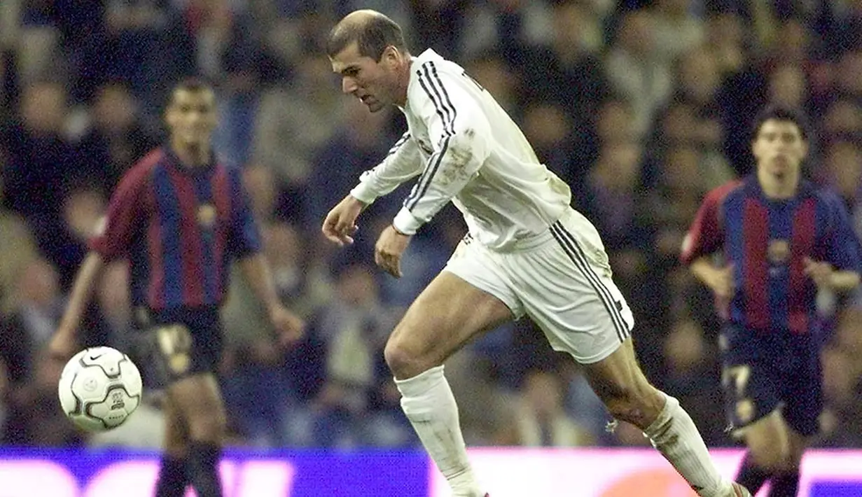 Prestasi itu membuat Zinedine Zidane diboyong raksasa Spanyol, Real Madrid dengan harga 51,45 juta poundsterling pada tahun 2001. (AFP/Christophe Simon)