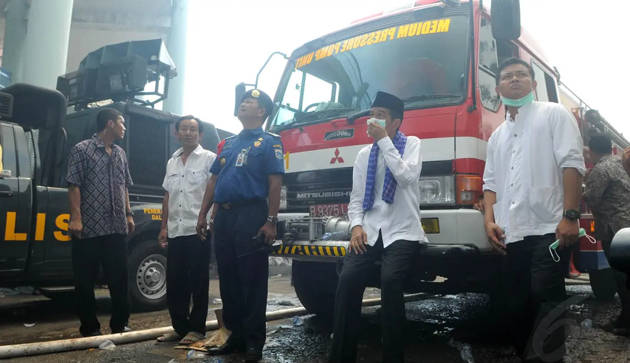 Gubernur Jakarta Joko Widodo meninjau langsung lokasi kebakaran Pasar Senen, Jakarta Pusat, Jumat (25/4/14). (Liputan6.com/Herman Zakharia)