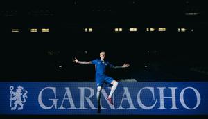 Alejandro Garnacho saat diperkenalkan sebagai pemain Chelsea. (X/Chelsea)