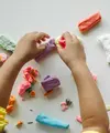Meskipun berantakan, bermain tekstur optimalkan perkembangan saraf otak anak. [Dok/Pexels.com/Pavel Danilyuk].