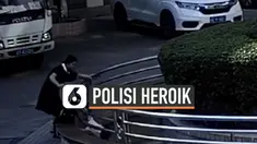 Rekaman seorang polisi menyelamatkan balita yang jatuh ke kolam. Beruntung balita tersebut selamat dan tidak mengalami luka apapun.