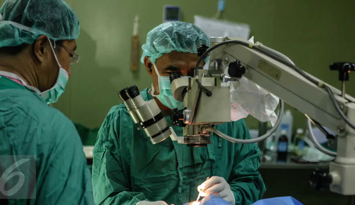 Tampak Dokter sedang melakukan operasi di Rumah Sakit Pusat Angkatan Darat (RSPAD) Gatot Subroto, Rabu (29/7/2015). Masih banyak penderita katarak yang enggan memeriksakan matanya ke Puskesmas. (Liputan6.com/Faizal Fanani)