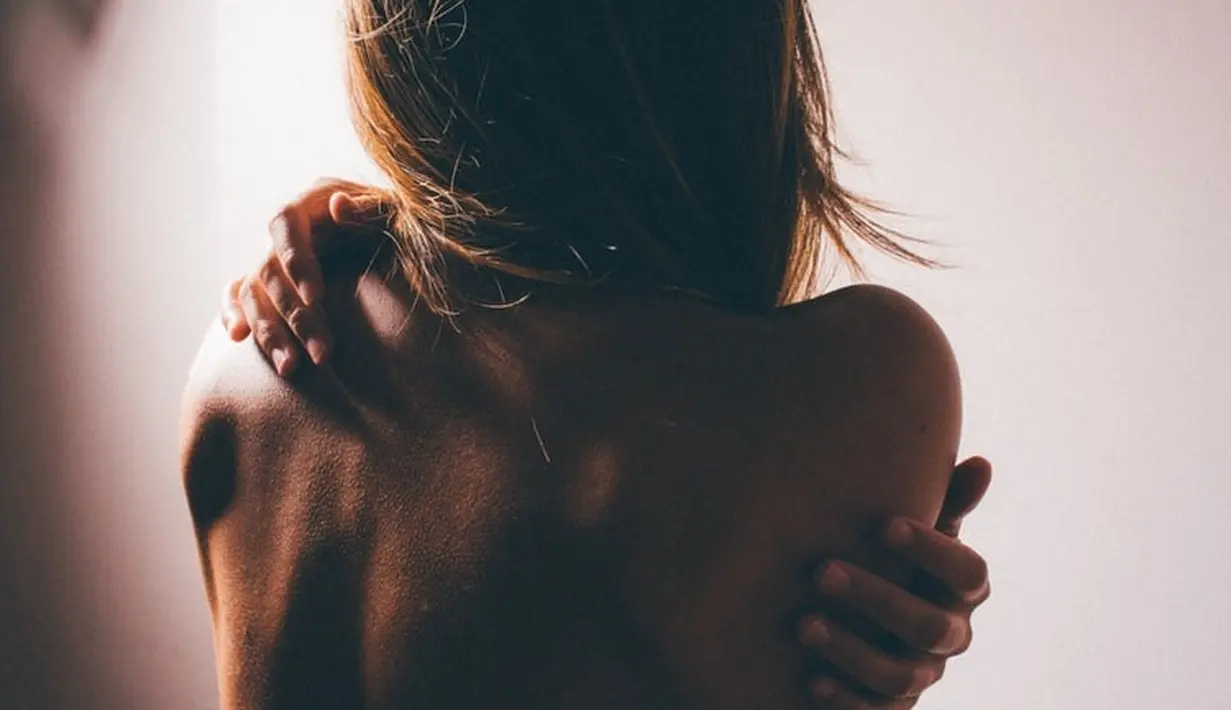 Humektan membantu kulit mempertahankan kelembapan dengan menarik molekul air dari lapisan sel bawah, seperti magnet. Humektan bisa menarik uap air dari udara untuk membantu melembapkan kulit. Foto: unsplash.com.