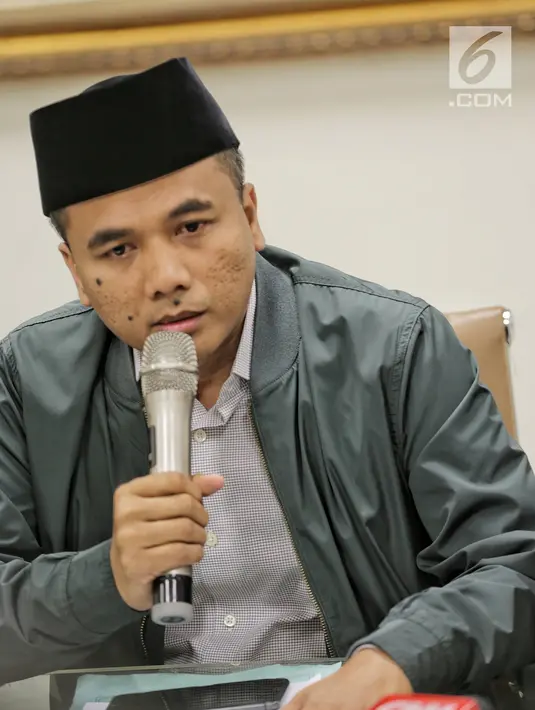 Wasekjen PPP M Arwani Thomaf menggelar konferensi pers penetapan status tersangka Ketum PPP Romahurmuziy di Jakarta, Sabtu (16/3). KPK menetapkan Romi sebagai tersangka suap pengisian jabatan di Kementerian Agama (Kemenag). (Liputan6.com/Faizal Fanani)