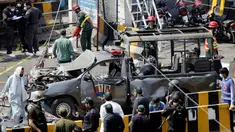Polisi mengamankan lokasi ledakan di luar tempat suci umat muslim Sufi, Lahore, Pakistan, Rabu (8/5/2019). Setidaknya tiga orang tewas dan 15 lainnya terluka akibat ledakan di masjid Sufi tertua di Pakistan tersebut. (REUTERS/Mohsin Raza)