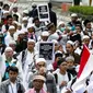 Massa demo 2 Desember mulai berjalan kaki menuju Monumen Nasional (Monas), Jakarta Pusat, Jumat (2/12). Ratusan ribu massa Islam dari berbagai‎ daerah akan melakukan doa dan zikir bersama di Monas. (Liputan6.com/Faizal Fanani)