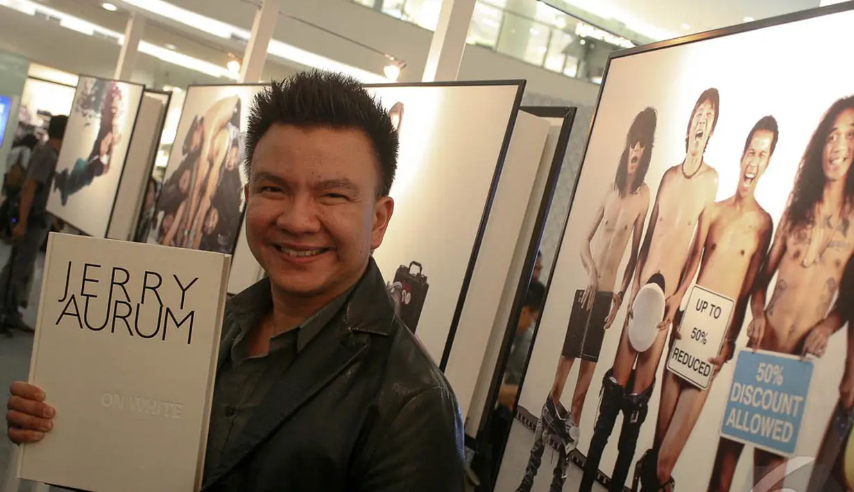 Dalam pameran foto tersebut Jerry Aurum juga meluncurkan buku berjudul "On Whte", Senayan City, Jakarta, Rabu (17/9/2014) (Liputan6.com/Faizal Fanani)