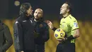 Pelatih Benevento, Filippo Inzaghi, melakukan protes kepada wasit saat melawan Lazio pada laga Liga Italia di Stadion Vigorito, Rabu (16/12/2020). Kedua tim bermain imbang 1-1. (Alessandro Garofalo/LaPresse via AP)