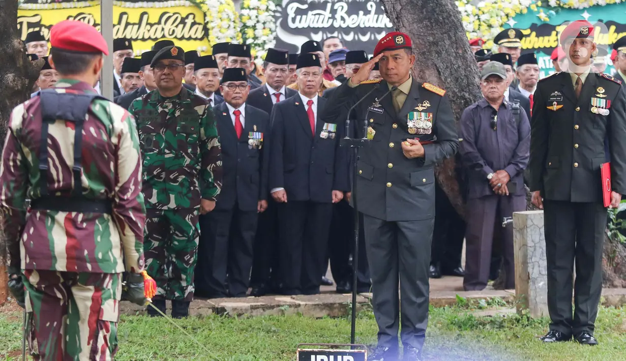 Upacara pemakaman dilaksanakan dengan tata cara militer. (Liputan6.com/Herman Zakharia)