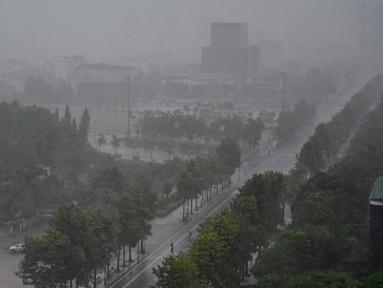 Hujan turun di atas bangunan dan jalan di Kota Vinh, Provinsi Nghe An, pada 25 Agustus 2025, sebelum Topan Kajiki mendarat di Vietnam. (Nhac NGUYEN/AFP)