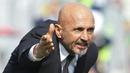 Ekspresi pelatih Roma, Luciano Spalletti saat memberikan instruksi kepada pemainnya saat melawan Crotone pada lanjutan Serie A di Ezio Scida stadium, Crotone, Italy (12/2/2017). AS Roma menang 2-0.  (AFP/Carlo Hermann)