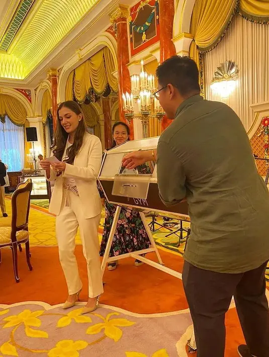 Anisha Rosnah kenakan setelan jas semi formal beige sat mengambil dan membacakan undian [@support.anishaik]