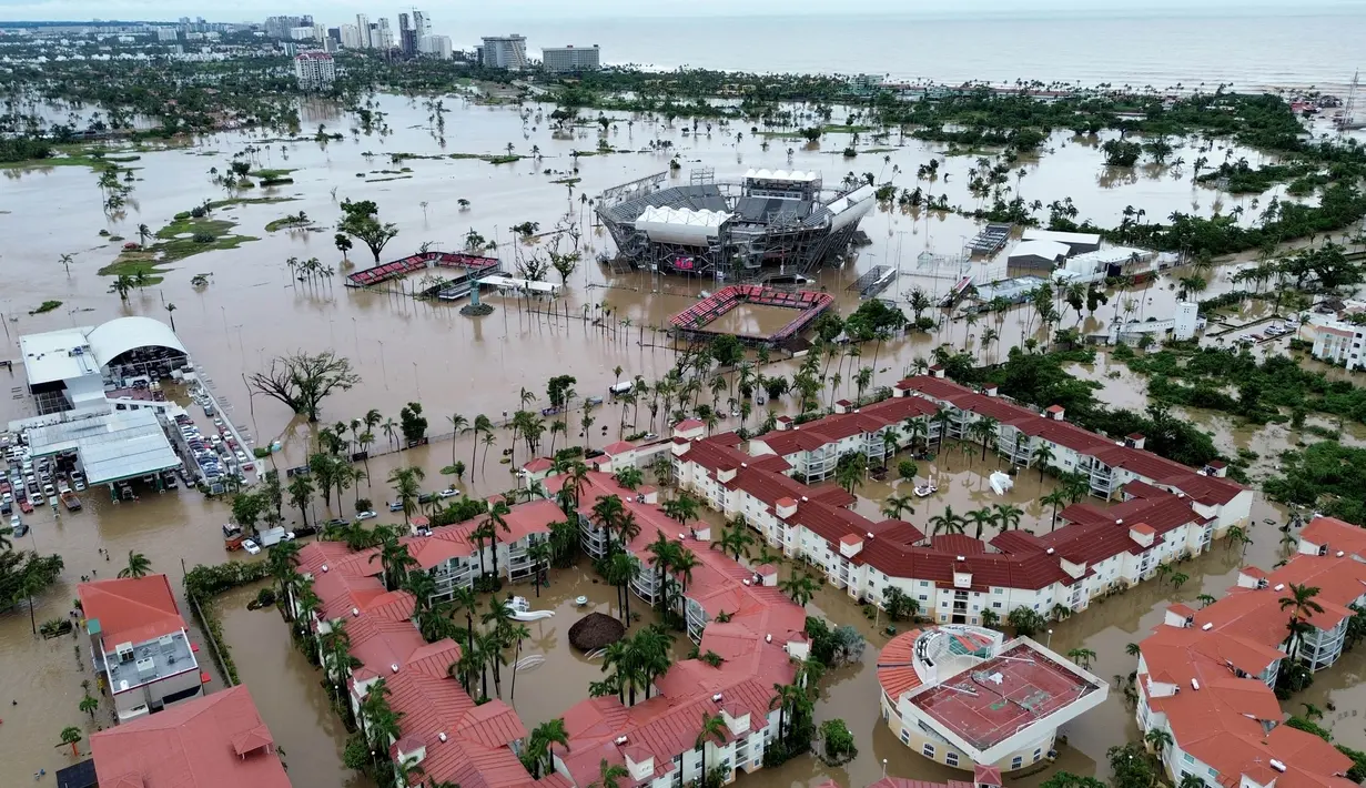 Foto udara diambil pada 27 September 2024 memperlihatkan lapangan tenis Arena GNP yang terendam banjir setelah Badai John di Acapulco, Negara Bagian Guerrero, Meksiko. (Francisco ROBLES/AFP)