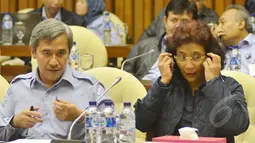 Menteri Susi Pudjiastuti (kiri) menghadiri rapat kerja dengan Komisi IV DPR RI, Jakarta, Kamis (12/02/2015). Rapat membahas APBN-P Tahun Anggaran 2015. (Liputan6.com/Andrian M Tunay)