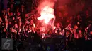 Suporter menyalakan suar saat menyaksikan laga Persib melawan Persebaya United di laga lanjutan Grup A Piala Presiden 2015 di Stadion Si Jalak Harupat, Bandung, Minggu (6/9/2015). Persib unggul 2-0. (Liputan6.com/Helmi Fithriansyah)