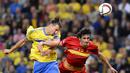 Striker Swedia, Zlatan Ibrahimovic (kiri) melepaskan sundulan di depan bek Montenegro, Stefan Savic pada laga Kualifikasi Piala Eropa 2016 di Friends Arena, Stockholm, Swedia (14/6/2015). Zlatan Ibrahimovic hingga kini telah mengoleksi 19 gol dan 7 assist dari 30 laga pada babak kualifikasi Piala Eropa serta mampu membawa Timnas Swedia selalu lolos dalam 5 edisi terakhir putaran final Piala Eropa mulai 2004 hingga 2020. (AFP/Jonathan Nackstrand)