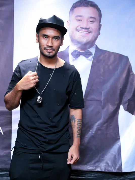 "Ada sisi yang mau saya share. Mike mohede is more than a cute Teddy Bear. Itu yang mau saya represent di tanggal 30 nanti. Saya udah bikin lirik, that's Mike yang saya ingat," jelas JFlow. (Adrian Putra/Bintang.com)