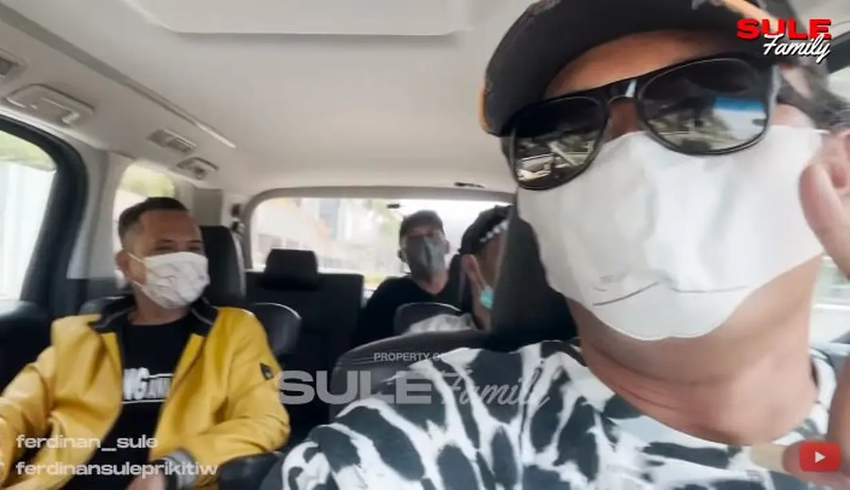 Sesampainya di Singapura, SUle pun langsung mencari makanan untuk mengganjal rasa lapar. (YouTube/Sule Family)