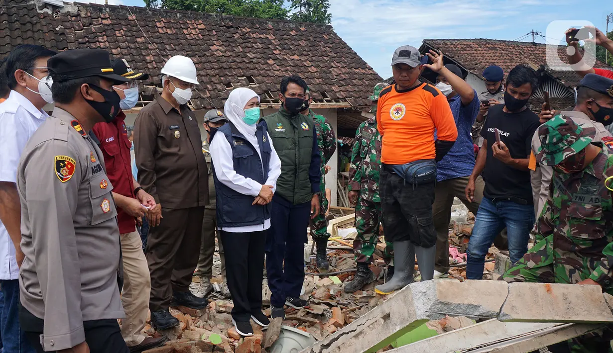 Gubernur Jawa Timur, Khofifah Indar Parawansa meninjau lokasi terdampak gempa di posko pengungsian Dusun Krajan, Majangtengah, Dampit, Kabupaten Malang, Minggu (11/4/2021). Untuk diketahui, terdapat 243 KK di Dusun Krajan yang rumahnya terdampak gempa. (merdeka.com/Nanda F. Ibrahim)