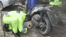 Petugas polisi lalu lintas dari Polres pandeglang melakukan identifikasi kendaraan motor  yang rusak akibat terjangan tsunami di Tanjung Lesung Beach Club, Pandeglang, Banten, selasa (25/12). (Merdeka.com/Arie Basuki)