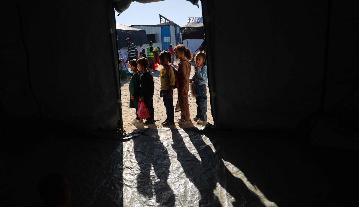 Menurut Badan Perserikatan Bangsa-Bangsa untuk Palestina (UNRWA) pada Senin (14/4/2025), ada lebih dari 70% persen sekolah di Jalur Gaza telah dihancurkan oleh serangan pasukan Israel sejak Oktober 2023. (Omar AL-QATTAA/AFP)