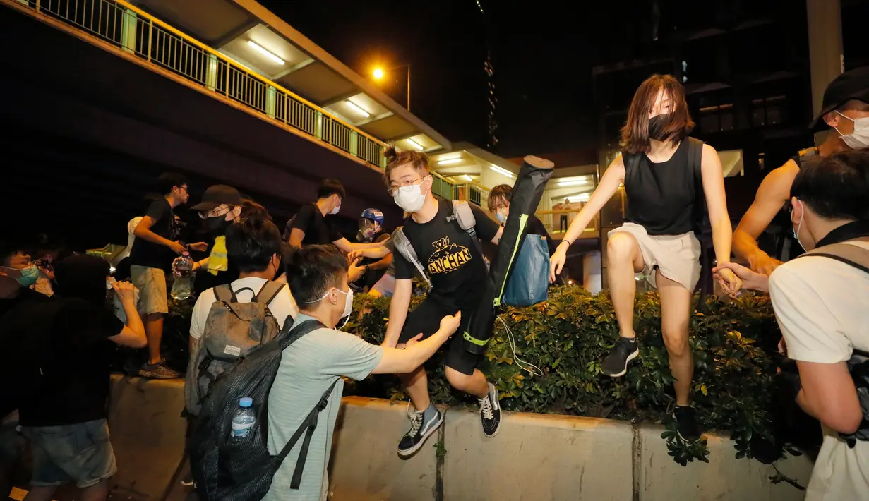 Pengunjuk rasa yang menolak RUU Ekstradisi berhamburan saat bentrok dengan polisi di luar gedung parlemen, Hong Kong, Senin (10/6/2019). Massa diperkirakan akan semakin membesar dalam beberapa hari mendatang. (AP Photo/Kin Cheung)