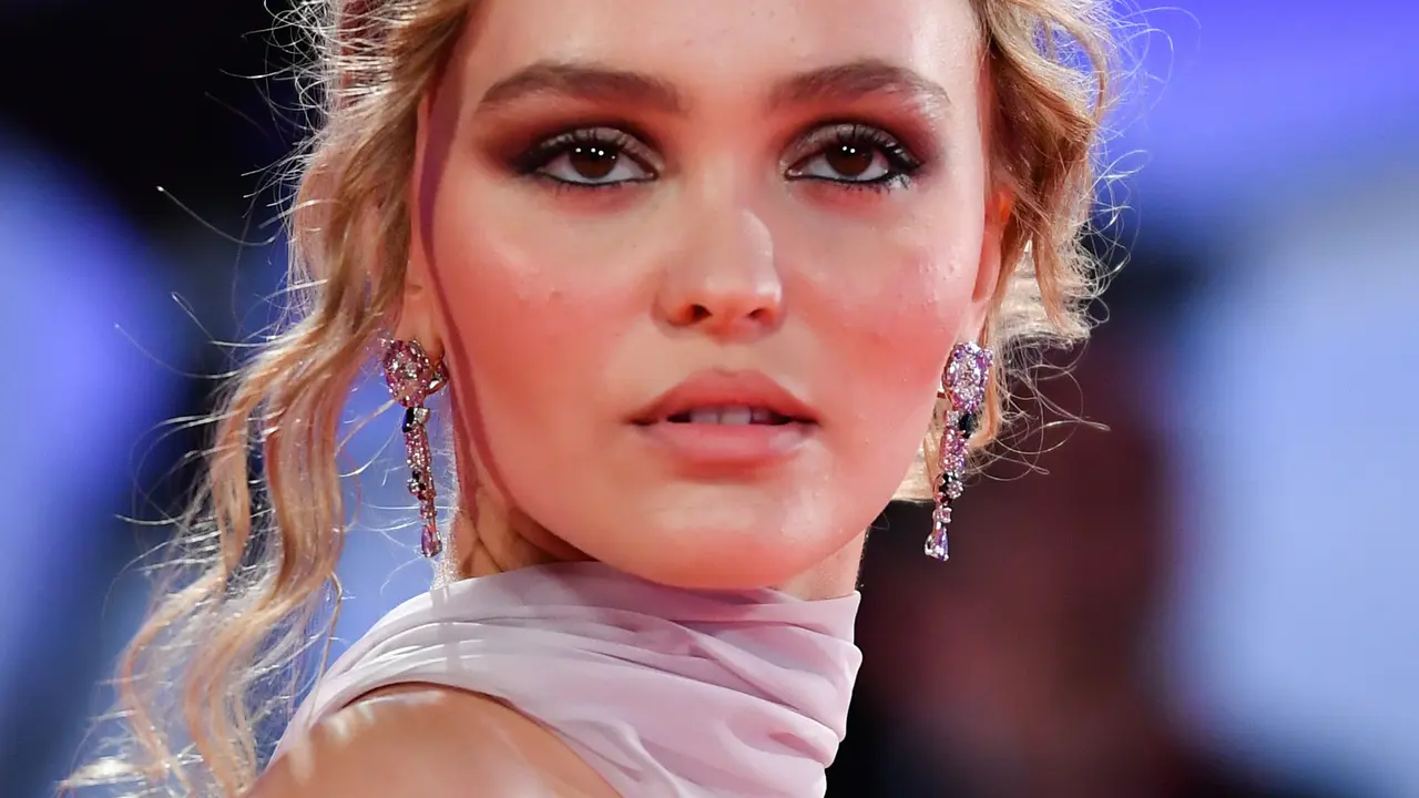 Bergaun Pink, Putri Cantik Johnny Depp Tebar Pesona di Venice Film Festival