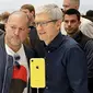 CEO Apple Tim Cook dan Chief Design Officer Jonathan Ive melihat produk baru Apple di Apple Headquarters, Cupertino, California (12/9) (AP Photo/Marcio Jose Sanchez)