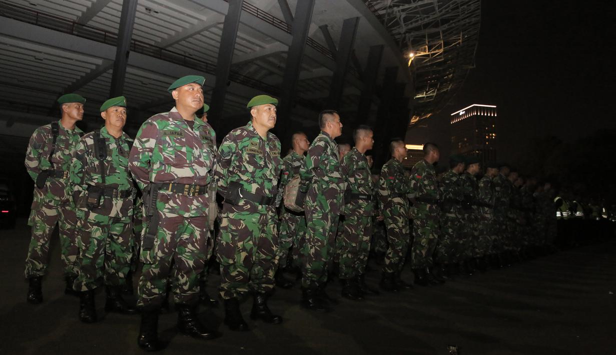 Personil TNI mengikuti apel malam untuk pengamanan jelang final Piala Presiden 2015 antara Persib melawan Sriwijaya FC di Stadion Utama Gelora Bung Karno, Jakarta (17/10/2015). (Bola.com/Vitalis Yogi Trisna)