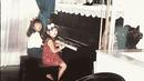 Ini adalah foto lawas masa kecil Valencia Tanoesoedibjo bareng Jessica Tanoesoedibjo adik ketiganya. Foto tersebut diunggah oleh Valencia saat adik tercinta itu resmi menikah dengan Jonathan Natakusuma. Berdarah Tionghoa – Indonesia, Valencia Tanoe dan Jessica Tanoe sudah cantik sedari kecil. Terpaut usia 1 tahun, kakak adik ini sudah dekat sejak kecil hingga kini telah sama-sama menikah. (Liputan6.com/IG/@valenciatanoe)