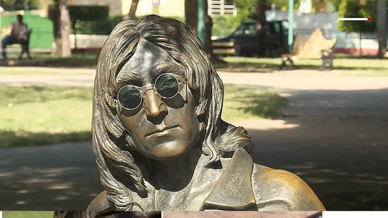 Penjaga kacamata Patung John Lennon