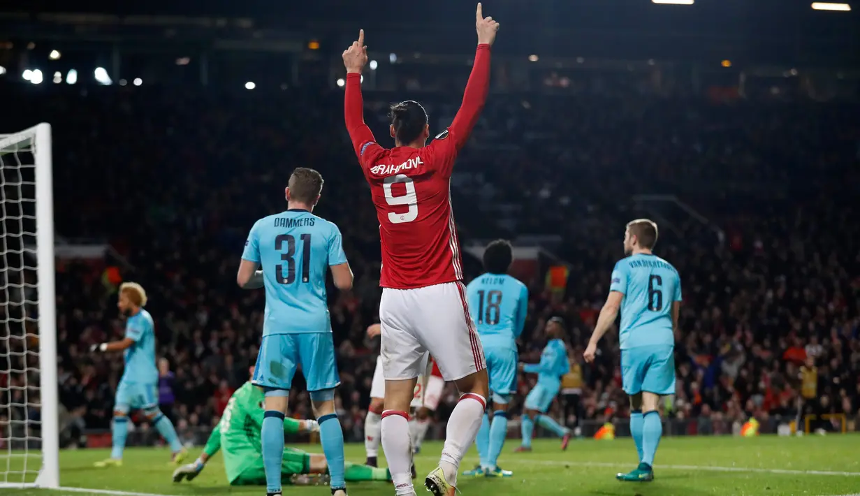 Penyerang MU, Zlatan Ibrahimovic merayakan gol bunuh diri kiper Feyenoord, Brad Jones pada pertindangan Grup A Liga Europa di Stadion Old Trafford, Inggris (24/11). MU menang telak atas Feyenoord dengan skor 4-0. (Reuters/Carl Recine)
