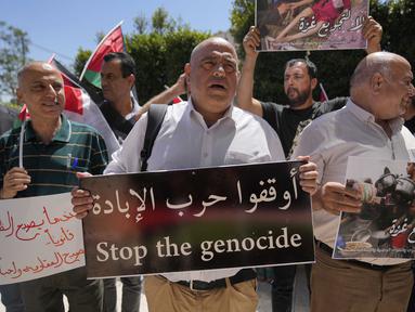Pengunjuk rasa pro-Palestina membawa poster bertuliskan "Tolak Kelaparan Gaza" dalam aksi protes di depan kantor Perserikatan Bangsa-Bangsa di kota Ramallah, Tepi Barat, Senin 1 September 2025. (AP Photo/Nasser Nasser)