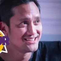 Tora Sudiro ternyata punya pengalaman yang tak enak saat beradegan ciuman dengan Aktor, Surya Saputra.