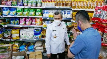 Gubernur Riau Syamsuar saat meninjau mini market yang menjual minyak goreng murah.
