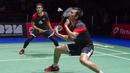Pasangan Indonesia, Hendra Setiawan/Mohammad Ahsan saat melawan wakil Jepang, Takuro Hoki/Yugo Kobayashi, pada Kejuaraan Dunia Bulutangkis 2019 di Swiss, Minggu (25/8). Indonesia menang 25-23, 9-21, 21-15. (AP/Georgios Kefalas)