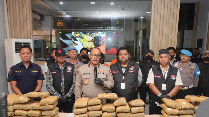 Satuan Reserse Narkoba (Satres Narkoba) Polres Metro Jakarta Utara membongkar peredaran narkoba jenis ganja seberat 77 kilogram. Ada dua pelaku yang ditangkap dalam kasus ini yaitu MS dan NR. (Liputan6.com/Ady Anugrahadi)