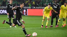 Pemain Juventus Angel Di Maria (dua kiri) menendang bola dari titik penalti yang membuahkan gol ke gawang Nantes dalam laga leg kedua play-off babak Liga Europa 2022/2023 yang berlangsung di Stade de la Beaujoire, Jumat (24/2/2023). Di Maria mencetak hattrick dalam kemenangan 3-0 atas Nantes. (AFP/Sebastien Salom-Gomis)