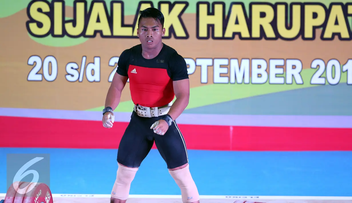 Lifter Jawa Barat, Deni meluapkan ekspresi saat berhasil mengangkat beban 183kg clean and jerk kelas 69kg PON XIX di Gymnasium Si Jalak Harupat, Kab Bandung, Rabu (21/9). Deni meraih emas dengan total angkatan 328kg. (Liputan6.com/Helmi Fithriansyah)